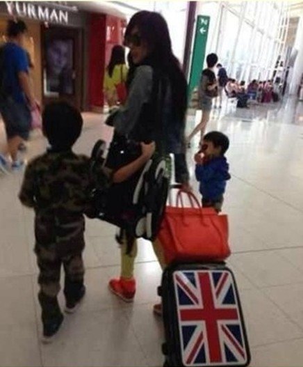 Fan thích thú khi chụp được mẹ con Trương Bá Chi ở sân bay 3