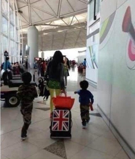 Fan thích thú khi chụp được mẹ con Trương Bá Chi ở sân bay 4