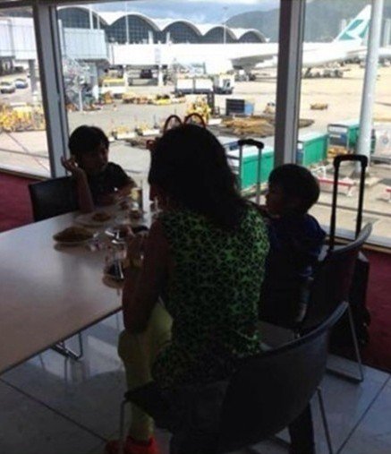 Fan thích thú khi chụp được mẹ con Trương Bá Chi ở sân bay 7