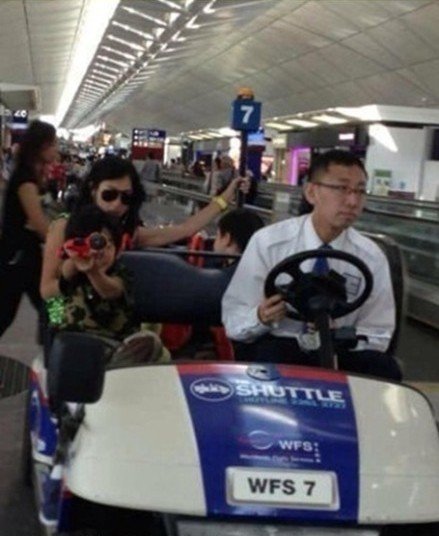 Fan thích thú khi chụp được mẹ con Trương Bá Chi ở sân bay 5
