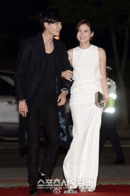 Hoa hậu Lee Bo Young xuất hiện rạng rỡ sau đám cưới 1
