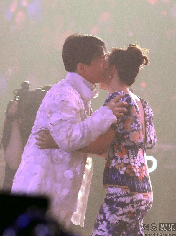 Thành Long ôm hôn Kim Hee Sun trong đại tiệc sinh nhật tuổi 60 2