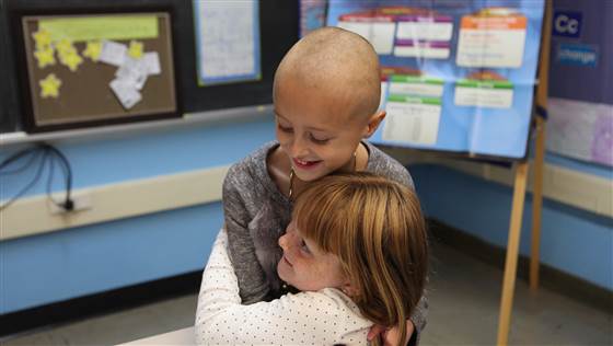 Bé gái 7 tuổi cạo đầu cổ vũ em gái chiến đấu với căn bệnh ung thư 4