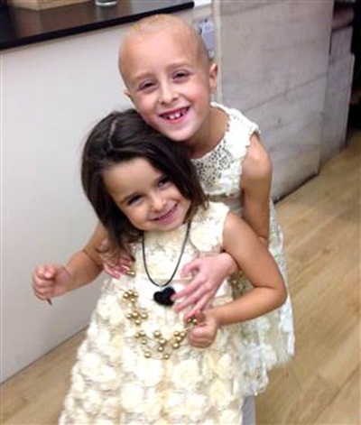 Bé gái 7 tuổi cạo đầu cổ vũ em gái chiến đấu với căn bệnh ung thư 5