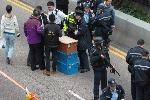 Hồng Kông: 15 triệu đô rơi trên đường, người dân tranh nhau “hôi của” 3