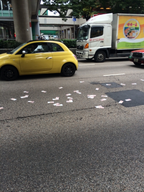 Hồng Kông: 15 triệu đô rơi trên đường, người dân tranh nhau “hôi của” 5