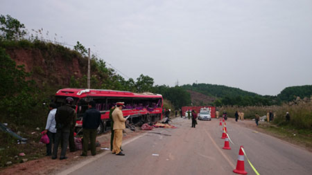 Quảng Ninh: Đâm xe kinh hoàng khiến 6 người chết, 8 người bị thương 3