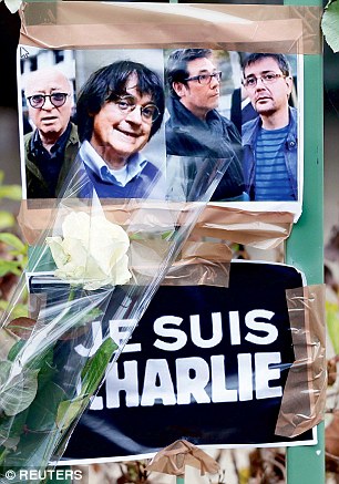 Họa sĩ thoát chết trong vụ tấn công tòa soạn Charlie Hebdo bật khóc ngày báo phát hành lại 4