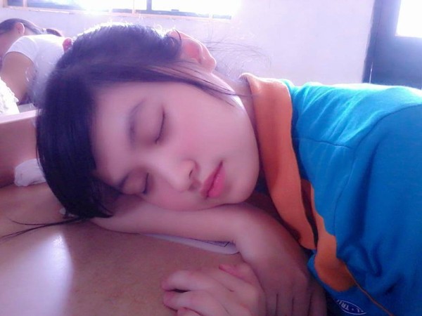 Nữ sinh bỗng dưng nổi tiếng vì bức ảnh ngủ gật trong lớp 1