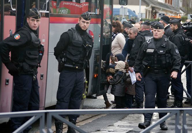 Tiêu diệt 3 kẻ bắt cóc con tin: Nước Pháp rúng động 1