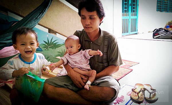 3 đứa trẻ sống dưới chân cầu thang bệnh viện chờ tin anh trai ở phòng cấp cứu 3 3 đứa trẻ sống dưới chân cầu thang bệnh viện chờ tin anh trai ở phòng cấp cứu 3