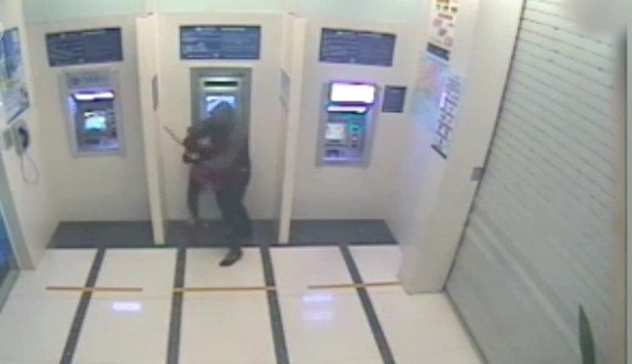 Thót tim clip thiếu nữ bị tên cướp kề dao vào cổ trấn tiền ở cây ATM 1