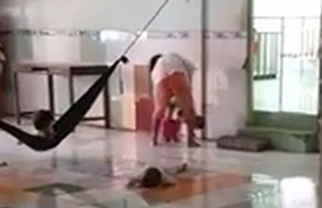 Bảo mẫu đ&aacute;nh d&atilde; man trẻ mồ c&ocirc;i ở miền T&acirc;y 1