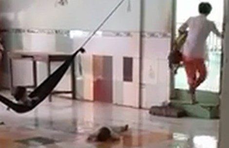 Bảo mẫu đ&aacute;nh d&atilde; man trẻ mồ c&ocirc;i ở miền T&acirc;y 2