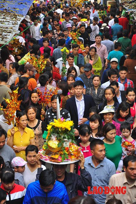 Đầu năm, vạn người chen chân 