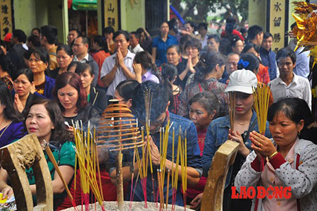 Đầu năm, vạn người chen chân 