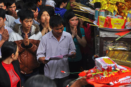 Đầu năm, vạn người chen chân 