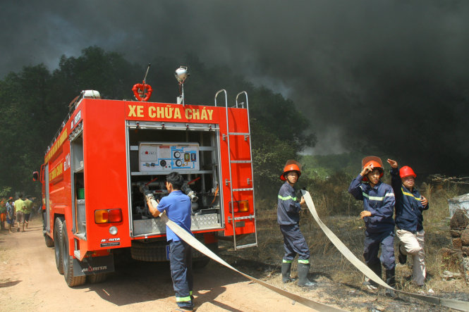 Nổ hàng trăm thùng phuy kho phế liệu, dân tháo chạy khỏi nhà 4