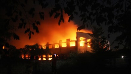 Hơn 100 lính cứu hỏa dập lửa xuyên đêm ở công ty giày 1