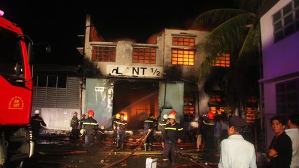 Hơn 100 lính cứu hỏa dập lửa xuyên đêm ở công ty giày 2