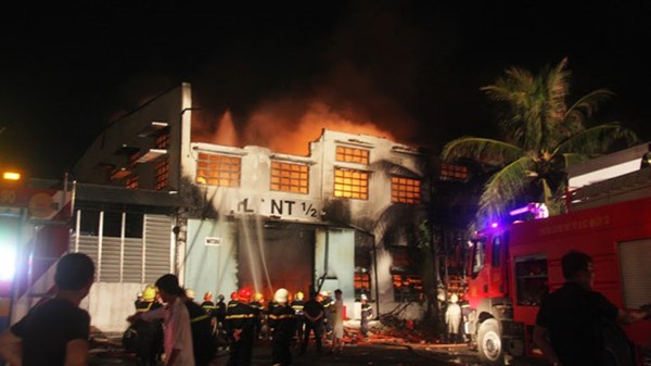 Hơn 100 lính cứu hỏa dập lửa xuyên đêm ở công ty giày 5