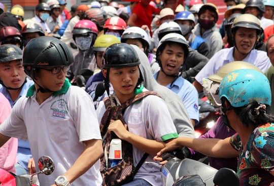 Tranh giành đồ miễn phí - hình ảnh xấu xí của người Việt