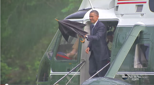 Obama và chiếc ô: Khi Tổng thống thành 