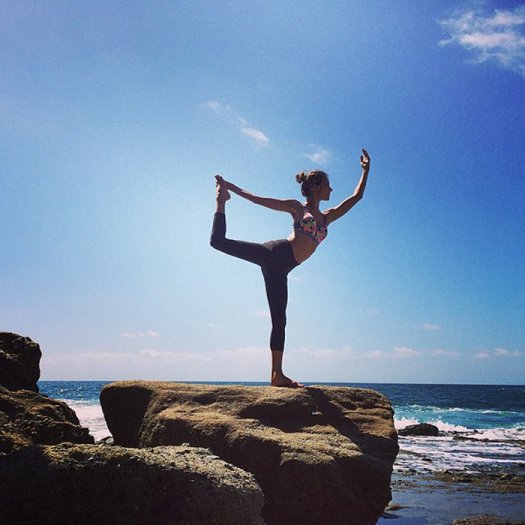 Các tư thế yoga nào phù hợp để thực hiện trên biển?