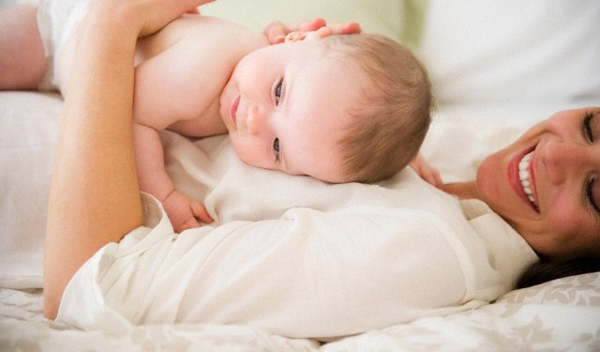H&uacute; hồn những pha y t&aacute; chăm s&oacute;c b&eacute; sau sinh 1