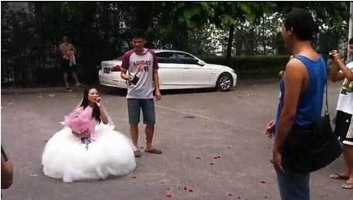 Cô gái mặc váy cưới cầu hôn bạn trai giữa sân trường 1
