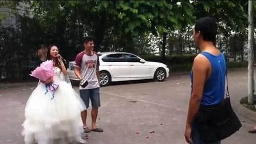Cô gái mặc váy cưới cầu hôn bạn trai giữa sân trường 2