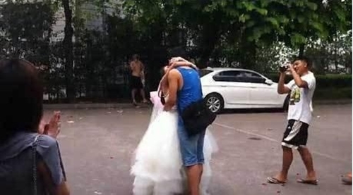 Cô gái mặc váy cưới cầu hôn bạn trai giữa sân trường 3