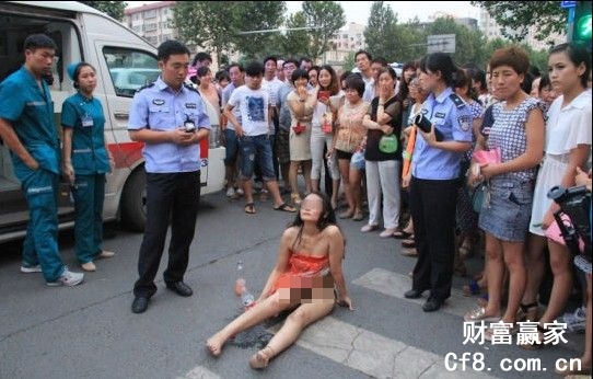 Cô gái khỏa thân ngồi giữa đường cãi nhau với CSGT 1