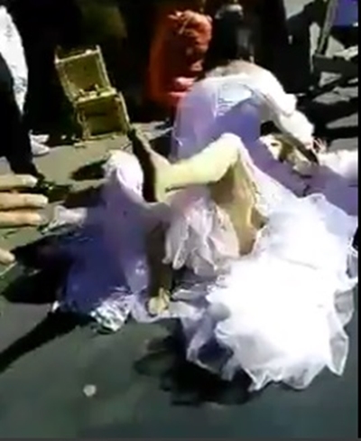 Hai cô dâu đánh nhau trên phố để giành chú rể 2