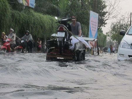 Đường Sài Gòn thành sông giữa mùa khô 1