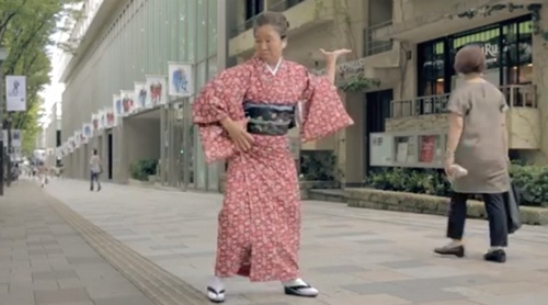 Cụ bà mặc kimono nhảy giữa đường 1