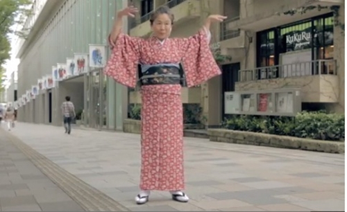 Cụ bà mặc kimono nhảy giữa đường 2