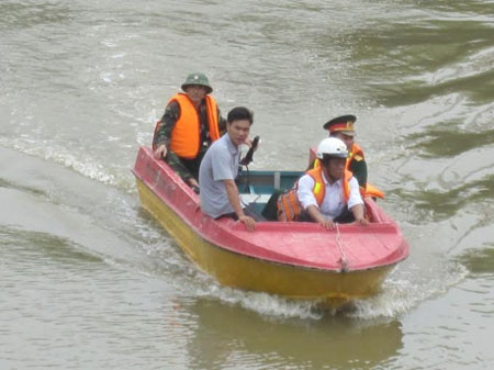 Một phụ nữ mang thai lao xe máy xuống sông tự tử 1 Một phụ nữ mang thai lao xe máy xuống sông tự tử 1
