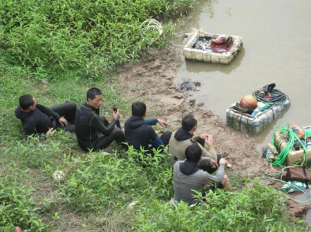 Một phụ nữ mang thai lao xe máy xuống sông tự tử 2 Một phụ nữ mang thai lao xe máy xuống sông tự tử 2