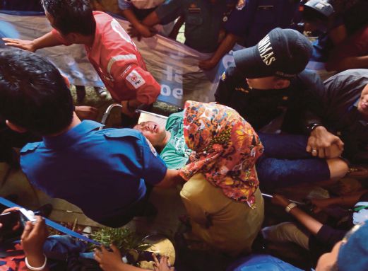 Thân nhân của hành khách QZ8501 ngất đi khi nhìn thấy hình ảnh các thi thể 8