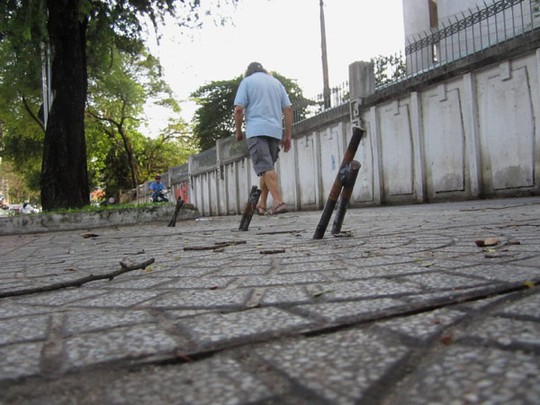 Hàng loạt cọc sắt nhọn giăng bẫy người đi đường ngay trung tâm Sài Gòn 1