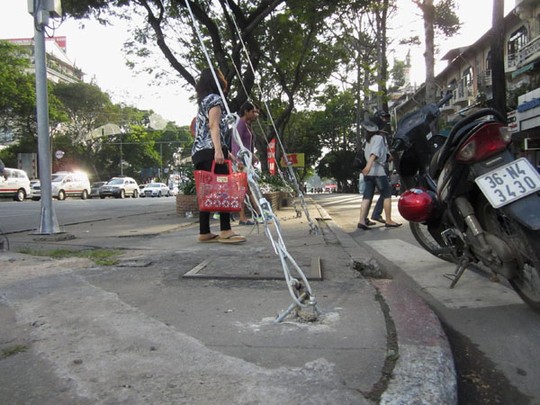 Hàng loạt cọc sắt nhọn giăng bẫy người đi đường ngay trung tâm Sài Gòn 4