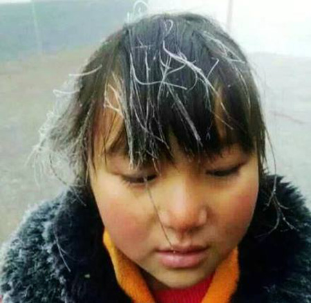 Xót xa hình ảnh những đứa trẻ "đóng băng" khi tới trường trong cái lạnh -5 độ C 3 Xót xa hình ảnh những đứa trẻ "đóng băng" khi tới trường trong cái lạnh -5 độ C 3