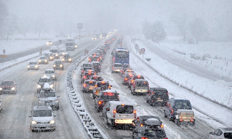 15.000 chiếc xe bị kẹt ở dãy núi Alps vì tuyết rơi 1