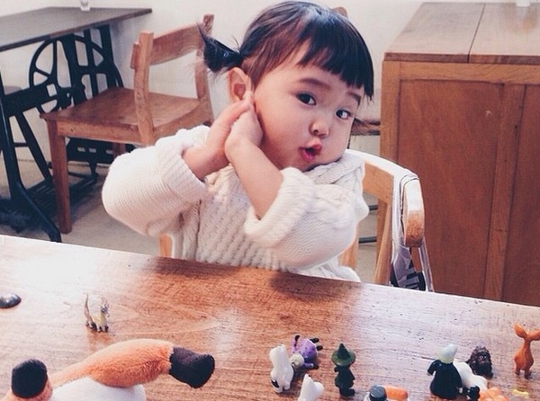 Cô bé Nhật trên Instagram làm  trái tim cư dân mạng 