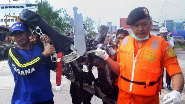 QZ8501: Thợ lặn tìm thấy 5 thi thể còn thắt dây an toàn trên ghế  1