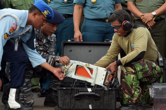 Đã vớt được hộp đen ghi âm buồng lái máy bay AirAsia QZ8501 1