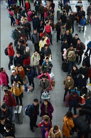 Trung Quốc: Sau Tết, người dân đổ về thành phố làm việc, nhà ga chật kín người 1