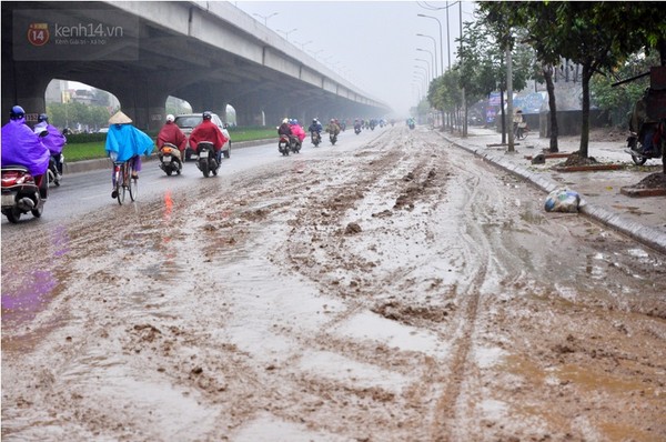 Hà Nội: Bùn đất ngập đường vành đai tiềm ẩn nhiều nguy cơ tai nạn 1