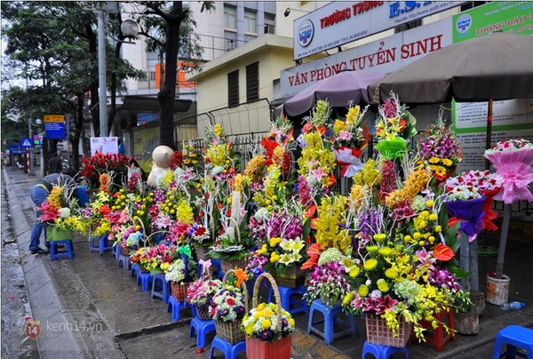 Mưa rét, cửa hàng hoa tươi vắng khách trong ngày Quốc tế Phụ nữ 2